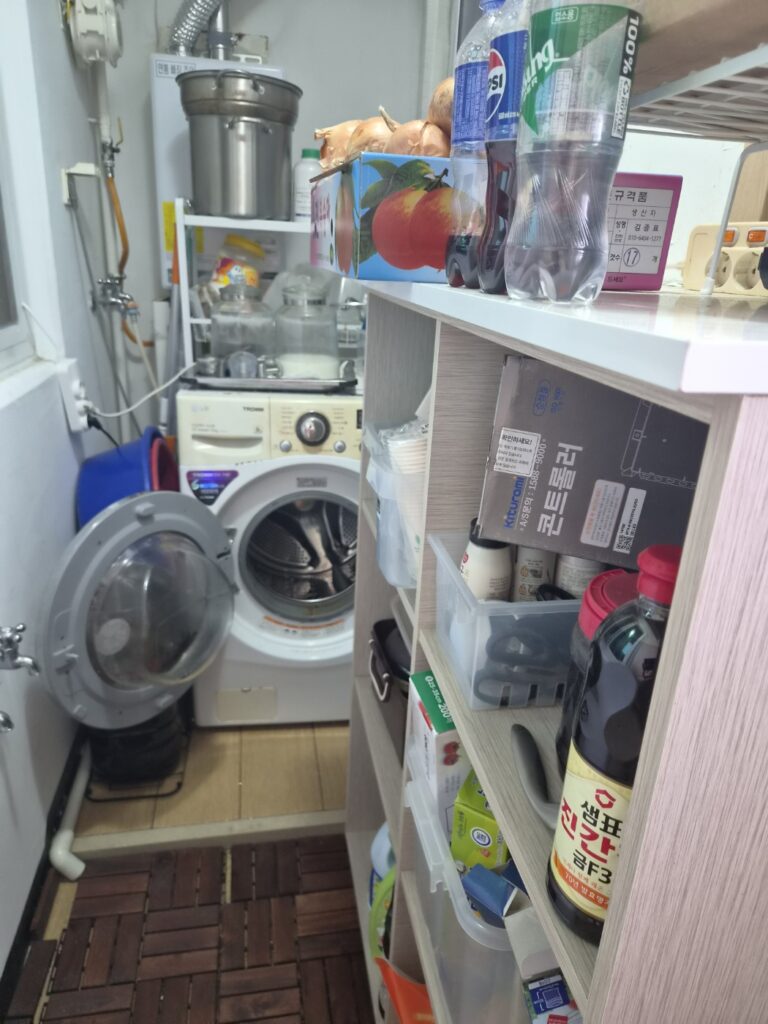 세탁실에 놓인 오래된 LG 트롬 드럼세탁기, 세탁기 교체 고민의 시작