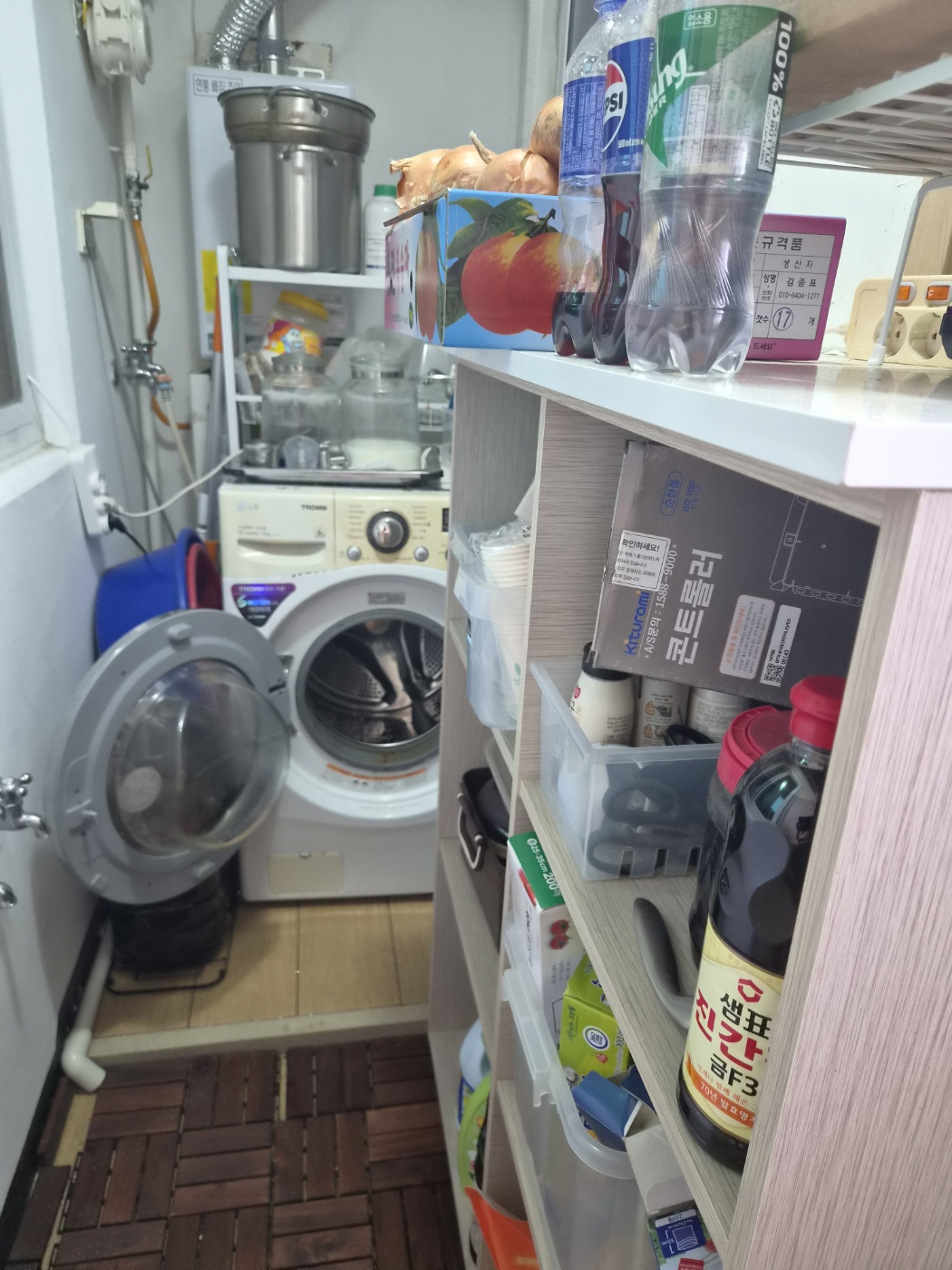 세탁실에 놓인 오래된 LG 트롬 드럼세탁기, 세탁기 교체 고민의 시작