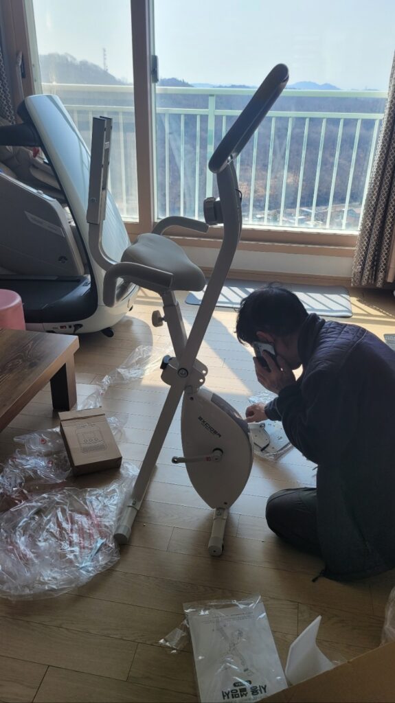 엑사이더 실내자전거 거실 설치 및 조립 모습