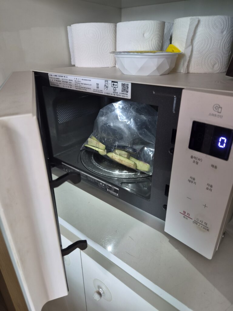 LG 디오스 오브제컬렉션 전자레인지 20L 내부에 가지를 넣고 1분간 찌는 모습